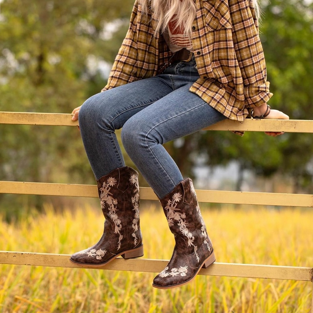 NIB Size 9 Embroidered Brown Leather Cowboy Boots